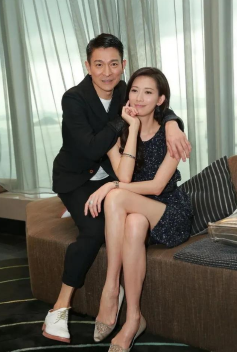 林志玲|61岁刘德华罕见同框林志玲，穿黑西装儒雅帅气，女神穿黑裙很惊艳