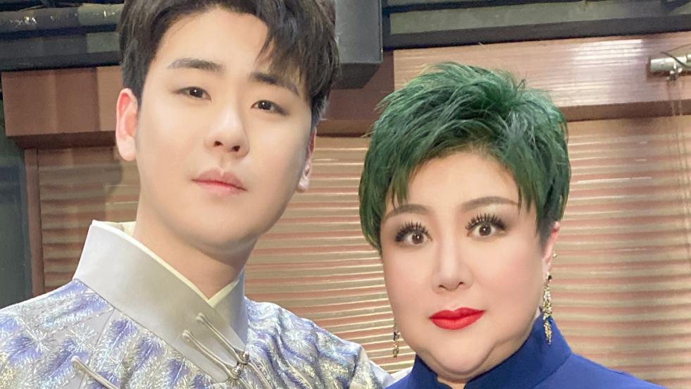 郭德纲|郭德纲妻子现身德云社庆典，染绿发瞪大眼，郭麒麟喊妈送水献殷勤