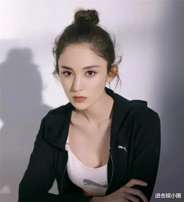 古力娜扎与小鲜肉疑似同居，两人相识多年，男方爱拍性感床照