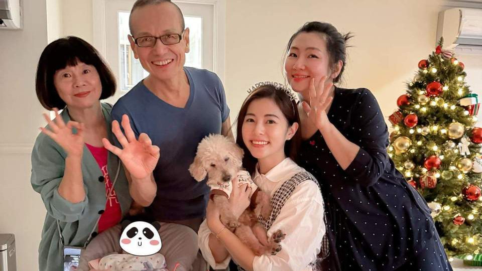 任家萱全家福曝光，穿睡衣为妹妹庆生，儿子皮肤白皙胖嘟嘟像爸爸