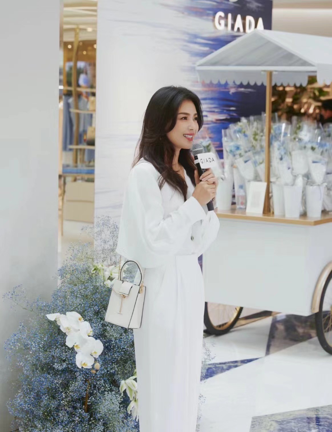 刘涛|45岁刘涛脸嫩到不敢认！穿一身白参加活动状态绝了，这也太美了