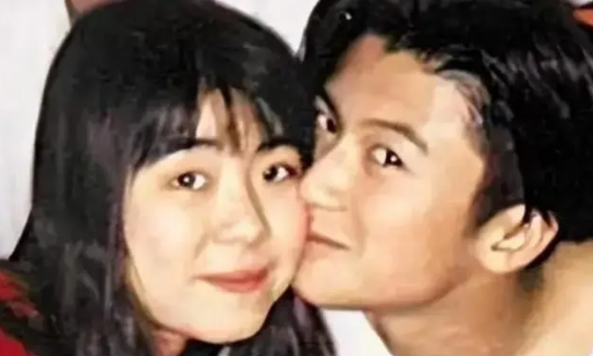 谢霆锋16岁长子恋情疑曝光！与年长女性亲密出行被拍，越来越像爸