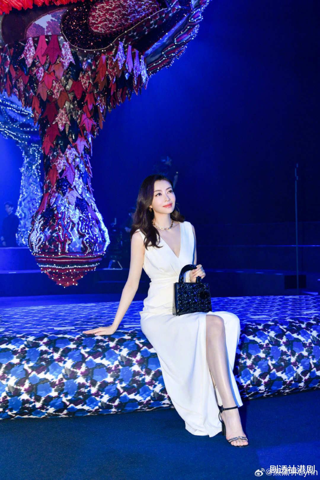 为富豪老公庆生!熊黛林晒甜蜜合照,双胞胎女儿被指越长越不像