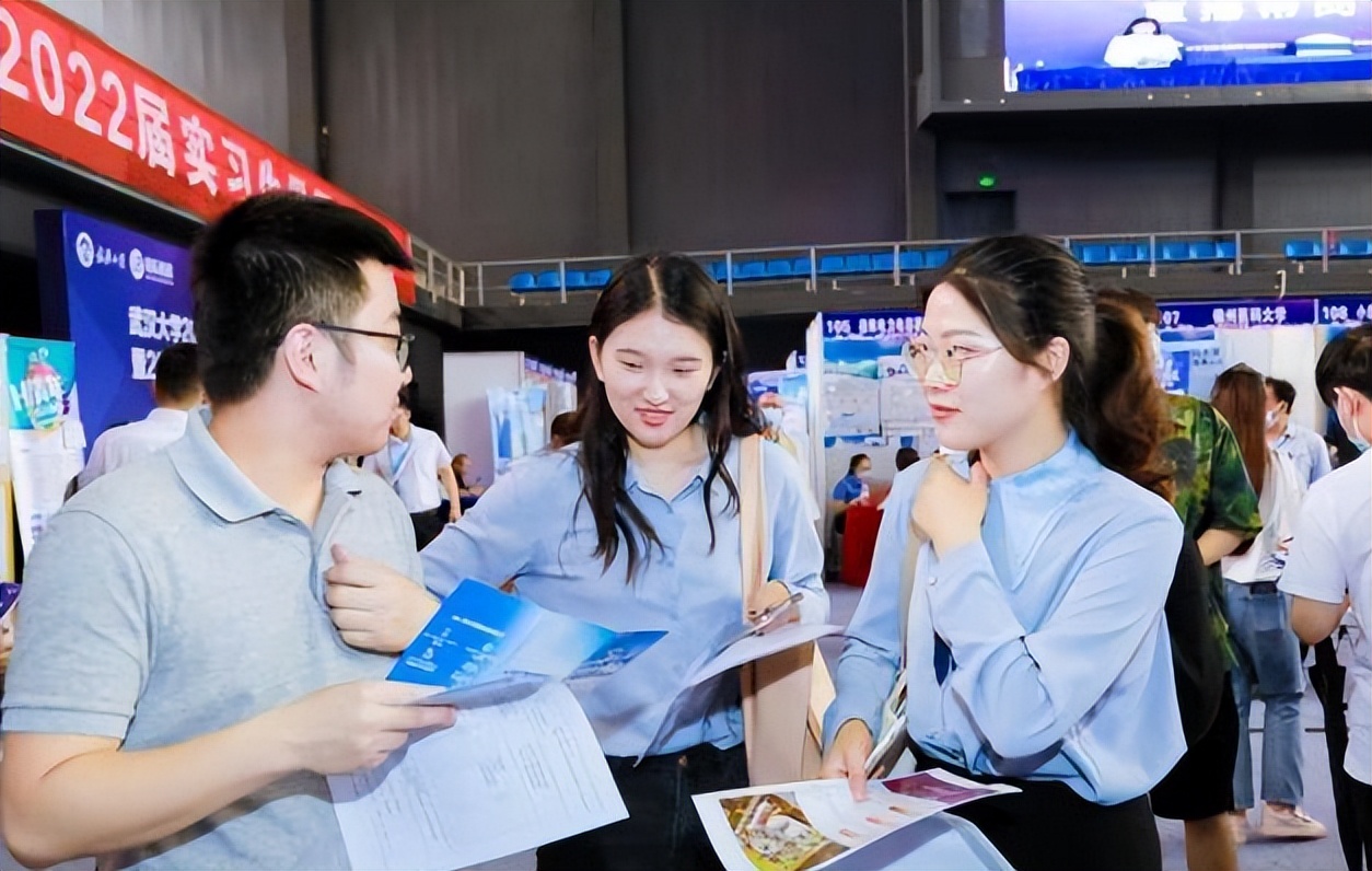 复旦教授:“我支持毕业生先啃几年老再找工作”,迷惑发言惹质疑