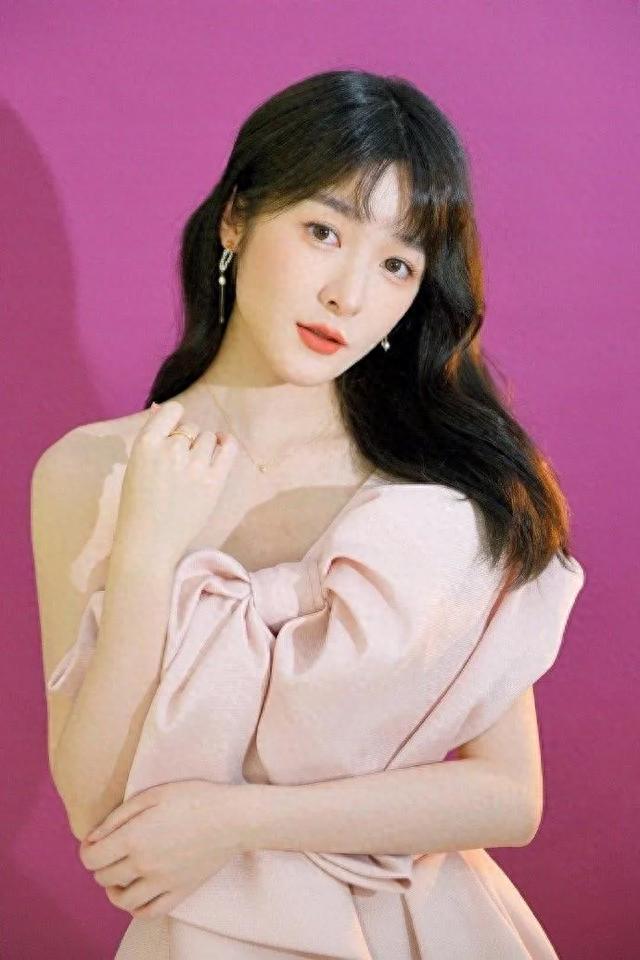 恭喜周星驰！“假小子”徐娇回归公司，泳装都没她女大十八变好看