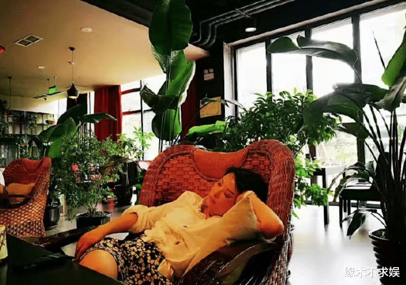 文员|再现“牵手门”!曝中铁三局郝总与美女牵手,曾陷招聘风波,要求文员必须身材好