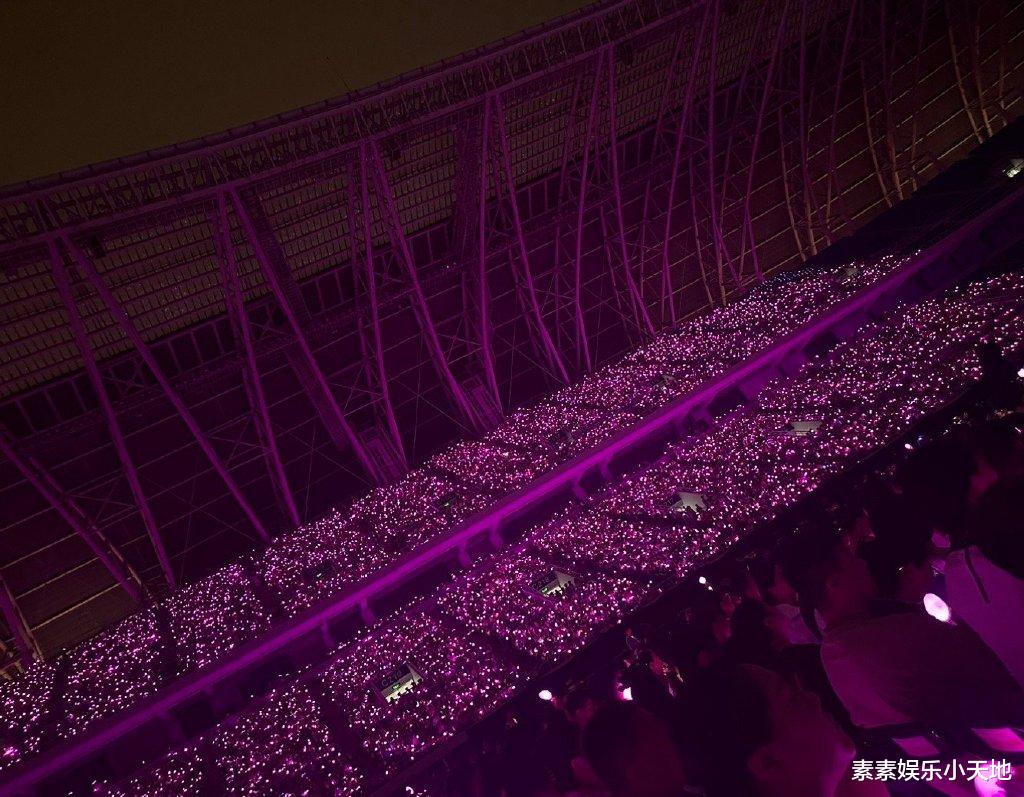 周杰伦演唱会受伤现场:铁球离地面有8米高,他蹲在地上表情难受