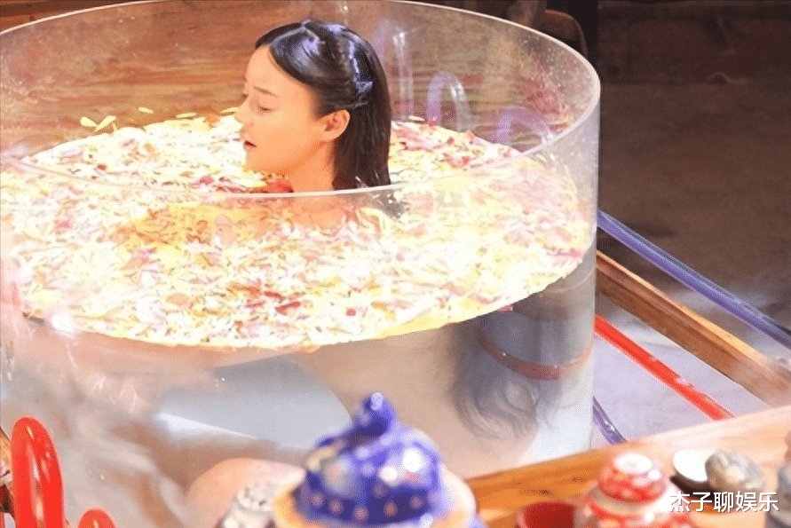 原来是导演不敢拍!镜头下拉后,是不堪入目的“尴尬景象”