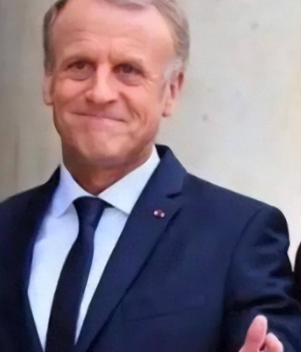 马克龙有多爱布丽吉特？把她的照片复原成少女，还把自己变成了老头