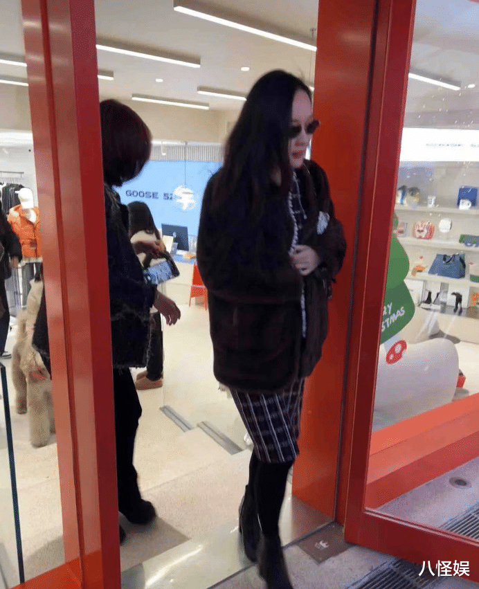 霍思燕青岛游玩依偎杜江肩上，真实状态被拍，身材臃肿发际线堪忧