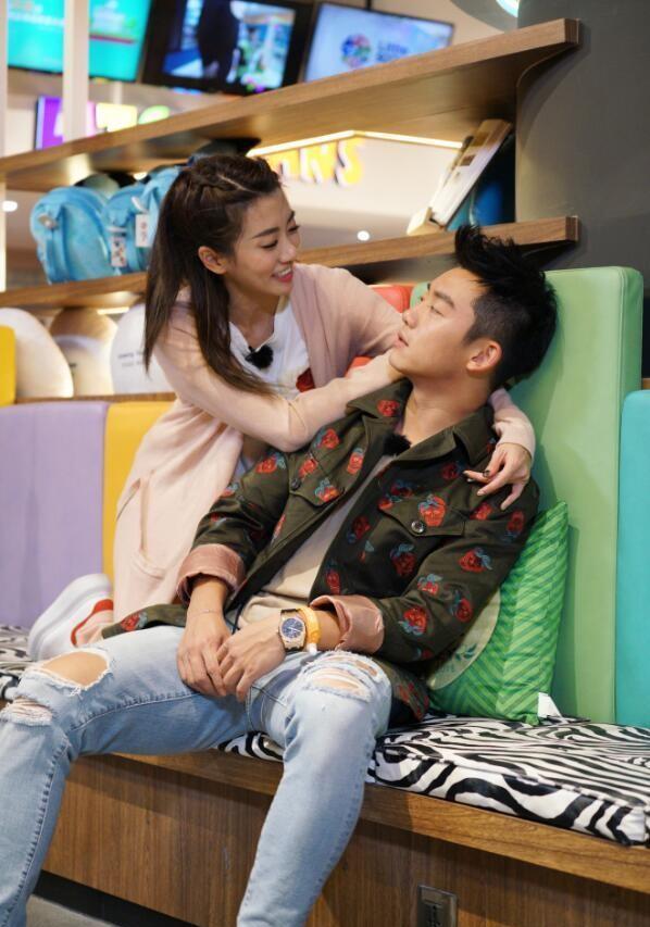 郑恺|一天两个瓜!先是婚变,后是三胎,郑恺苗苗的“遮羞布”一片不剩