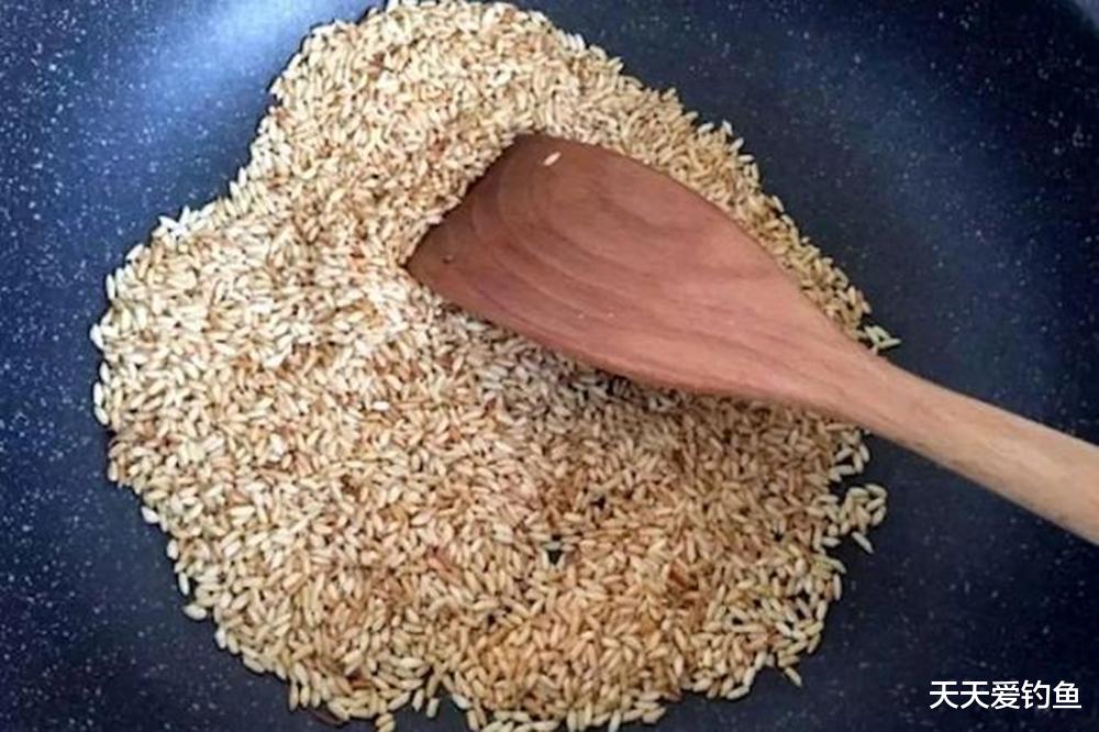夏季鲫鱼不咬钩？分享几款大米饵料，上钩全是“大块头”