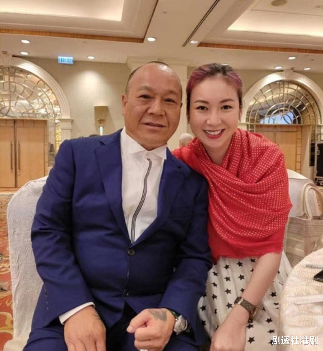 大反差!港知名反派升级当外公,一改凶狠形象慈祥地喂孙儿吃饭