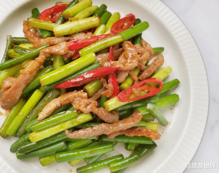 食盐|炒蒜薹,不要直接下锅炒!学会一招,蒜薹鲜嫩爽脆又入味,不发黄
