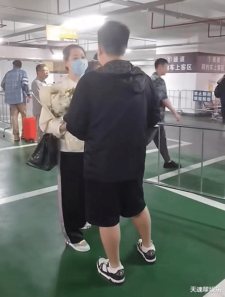 赵本山|赵本山爱妻背40万爱马仕会亲家,女婿卑微忙伺候,球球穿喜袍变胖