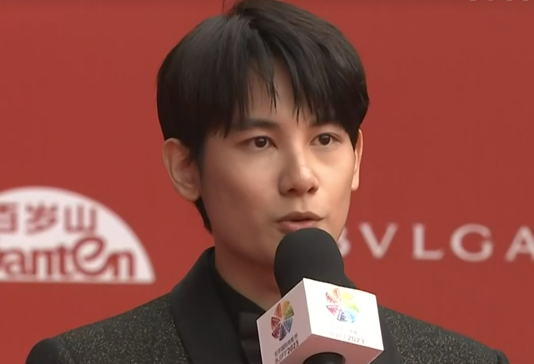 胡先煦|内娱普男聚会？北京这场红毯，欧豪发福，陈飞宇嘴凸，胡先煦变丑