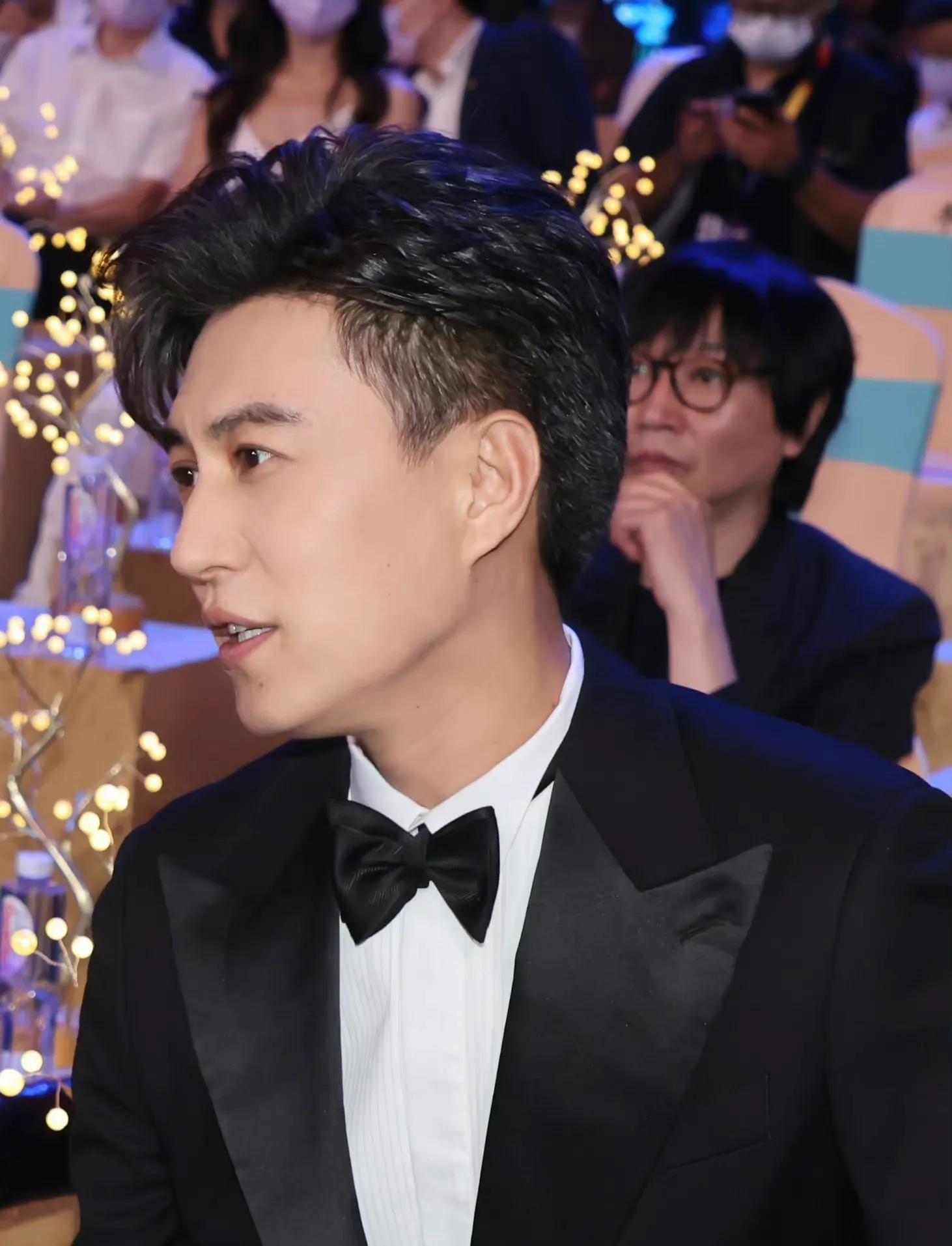 男神|曝叔圈男神不自爱，乱搞剧组夫妻，付费找外国妞，靳东无辜躺枪