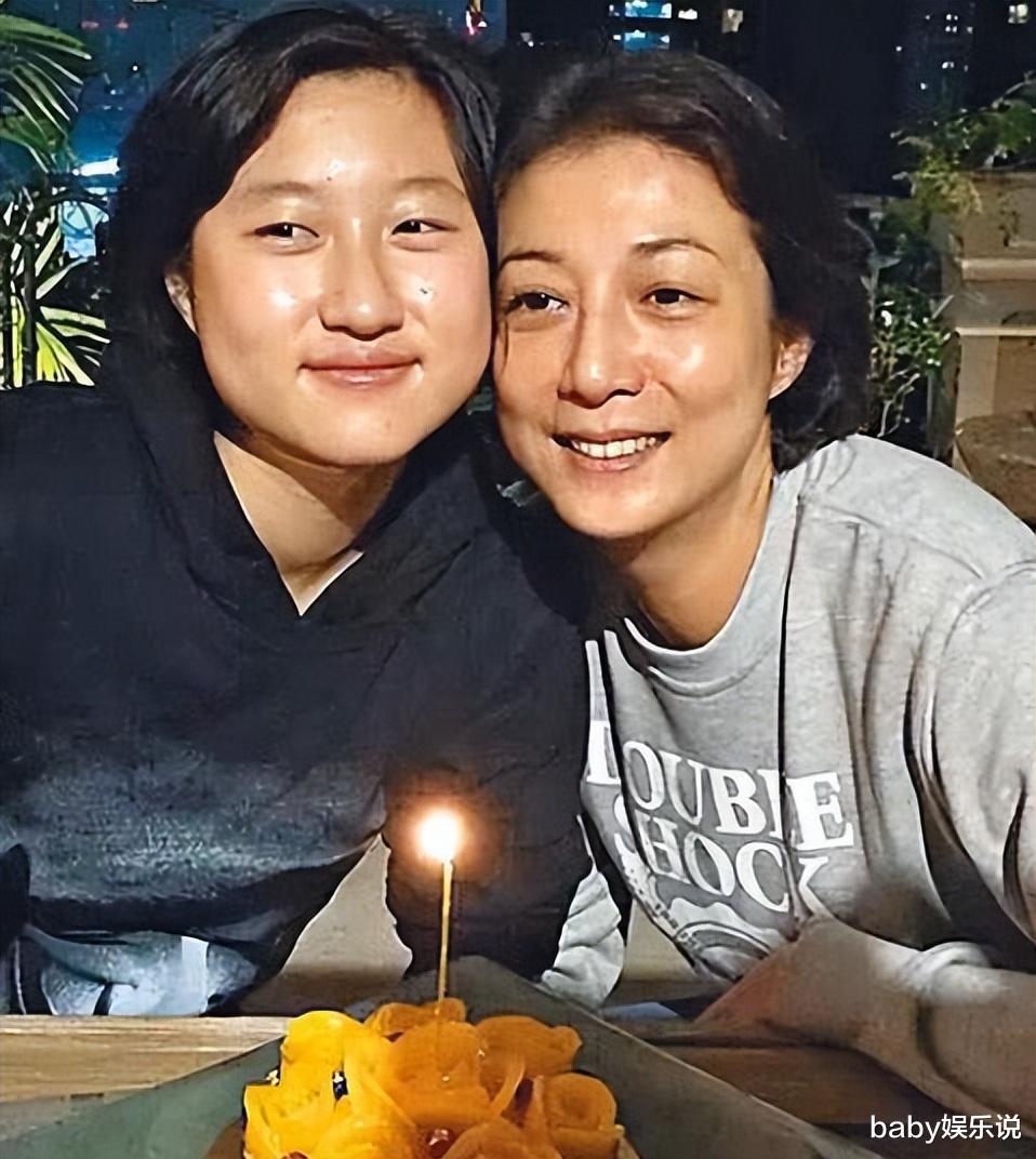 成龙|同是成龙基因,林凤娇儿子和吴绮莉女儿一对比,差距一目了然