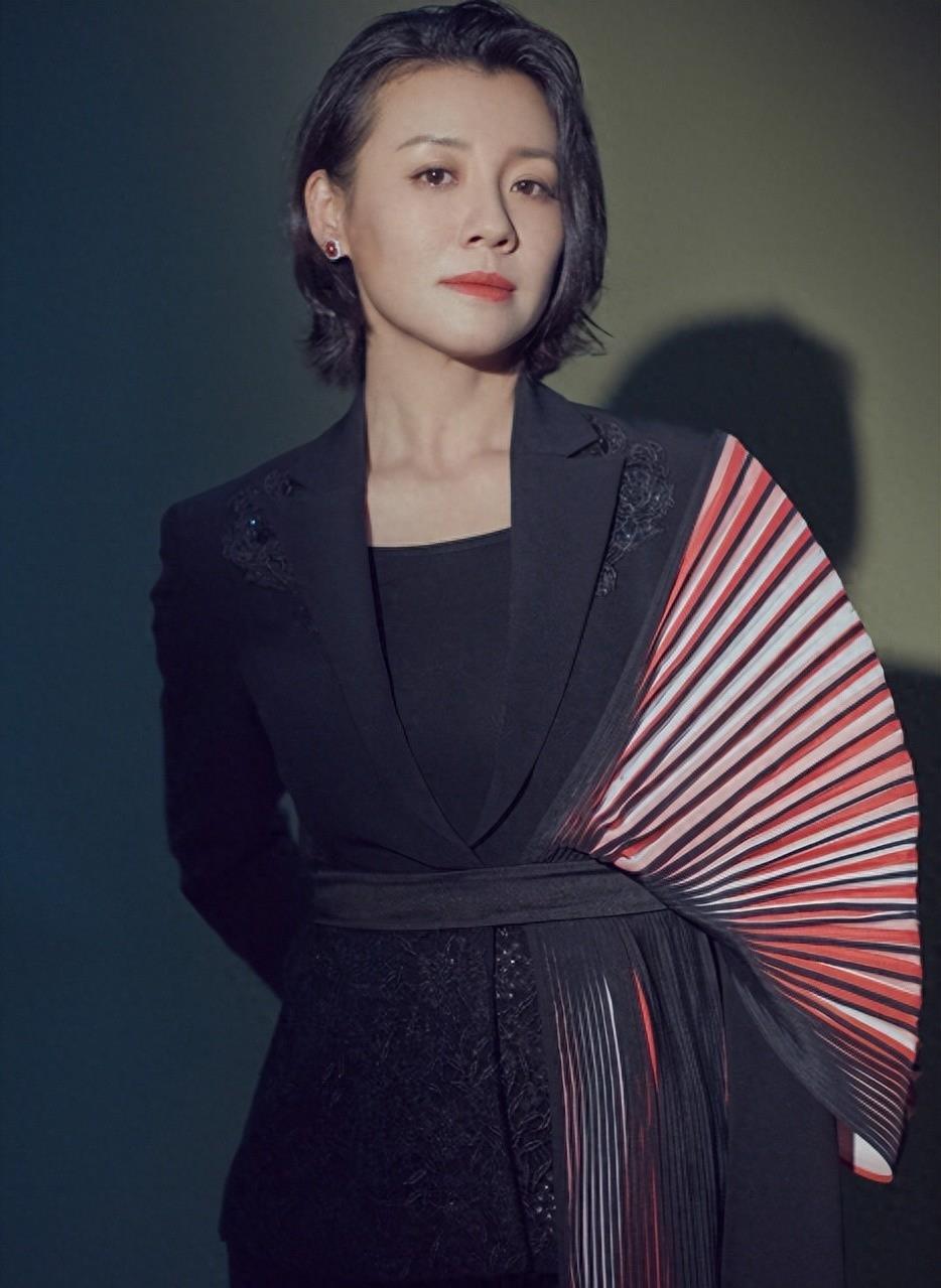 她与导演同居三年却惨遭抛弃,转身下嫁穷小子后,竟还翻身逆袭了!