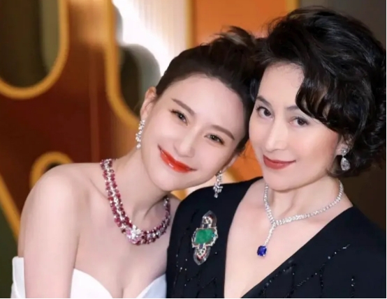 港媒爆料何超莲窦骁诞下龙凤胎!姐姐何超琼豪掷10亿做献礼