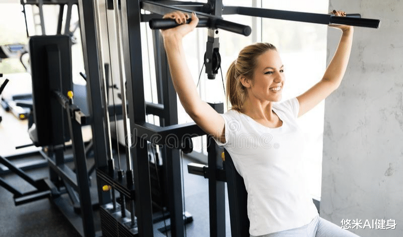 三角肌前束怎么练厚？只需做好3个器械动作，帮你打造饱满球形肩