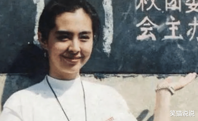 网友遇王祖贤坐高铁，身材高挑头发浓密好抢眼，化身好奇宝宝到处拍照！