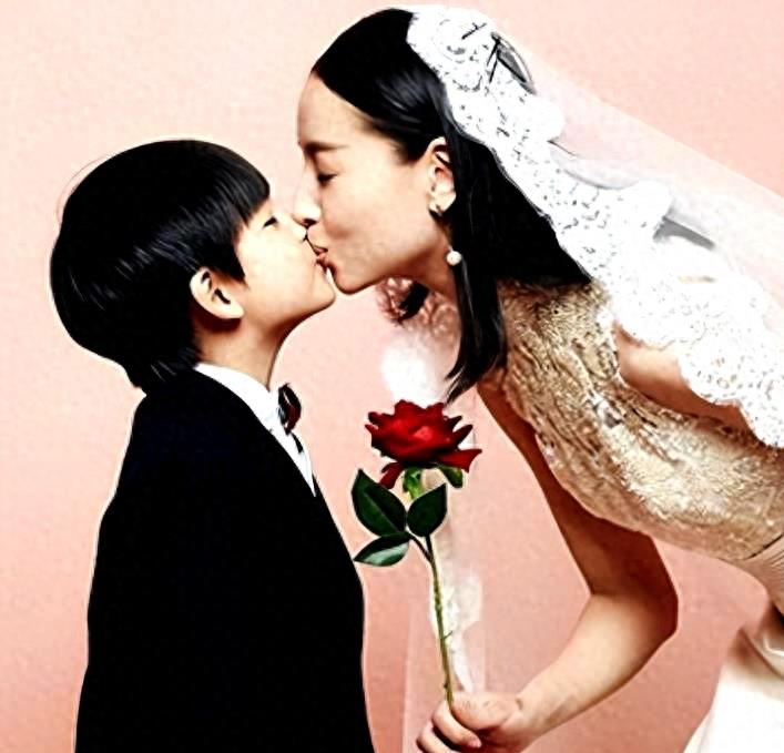 董洁停工陪儿子照片,被指长相神似梁朝伟,连时间线也都对得上!