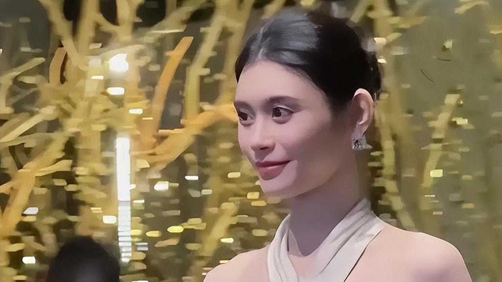 奚梦瑶现身上海，穿真丝长裙小腹微凸疑3胎，五官粗犷被指男相