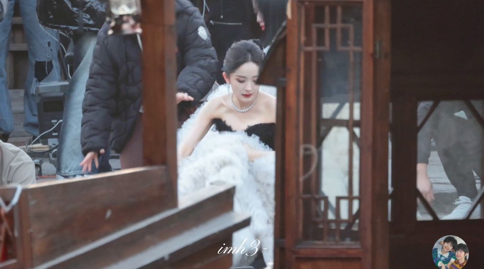 GQ盛典杨幂上船花絮曝光！满脸不耐烦，裙摆笨重，现场都是蚊子