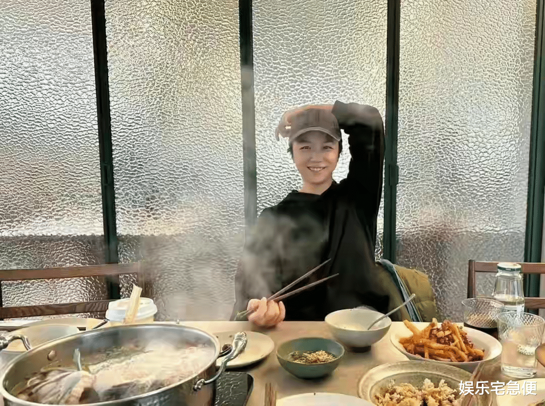 汤唯接女儿放学，青龙奖后立刻回京吃酸汤鱼，在韩国一天都待不住