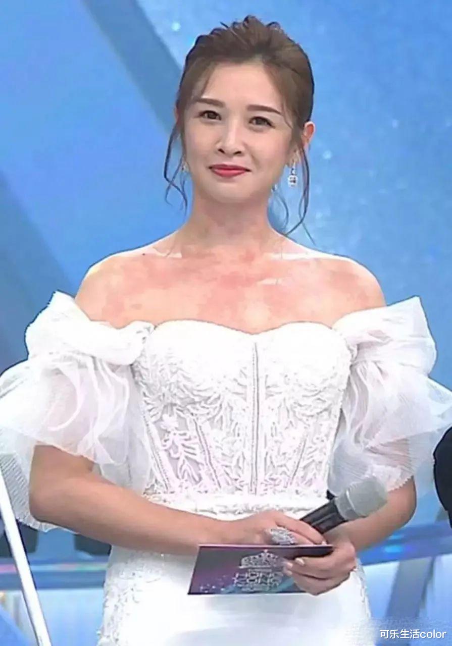 麦美恩曾是林峯心结！做港姐决赛主持超自信，但心口突现红斑令人担心~