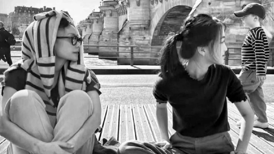 李嫣|16岁李嫣疑抽烟？和王菲法国塞纳河畔野餐，烟酒摆身边被指不学好