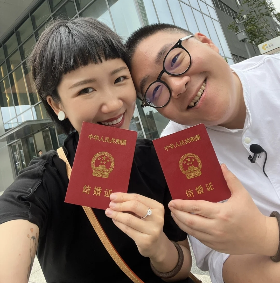 郝劭文|郝劭文今日大婚释小龙当伴郎,新娘穿得像睡衣,8岁继女见证幸福