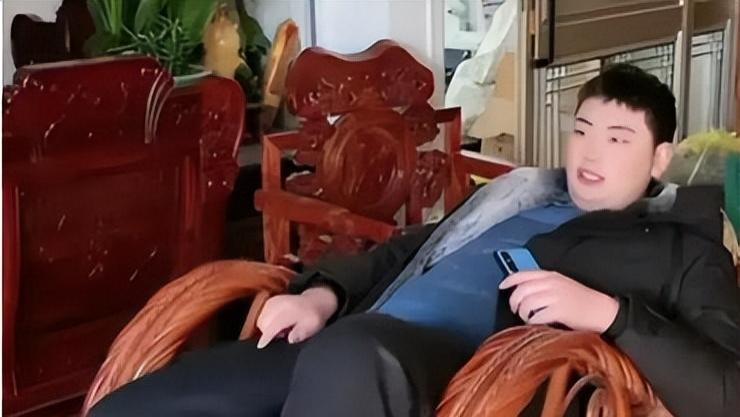 “啃老”王子朱单伟，两段情史都碰“贪女”，网友：就是个懒汉！