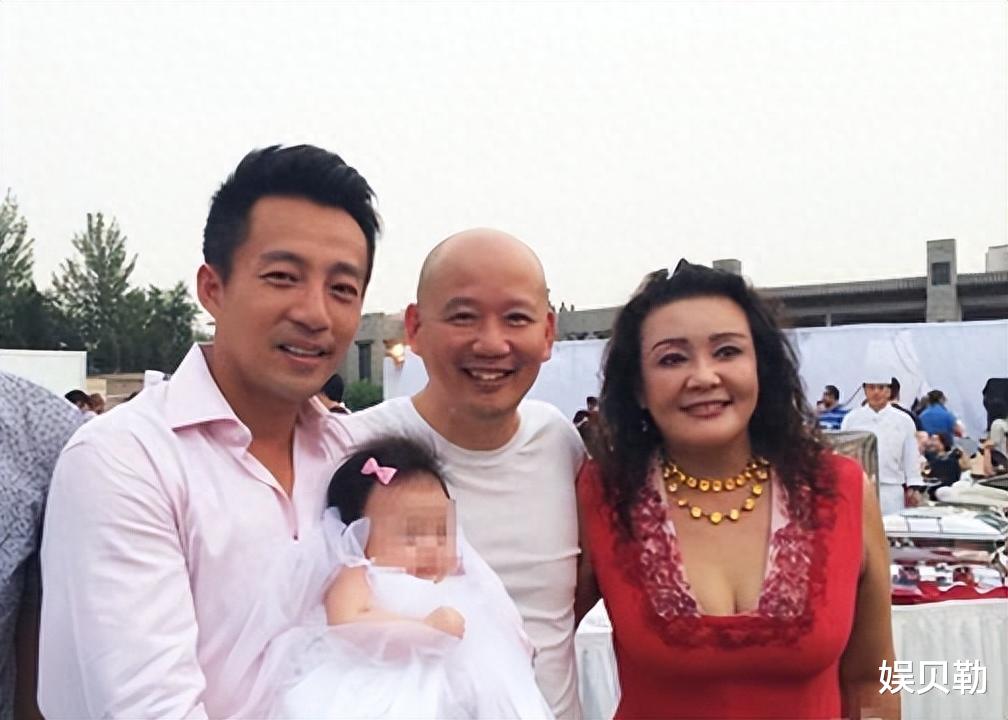 娱记曝高圆圆结婚后，不想伺候公婆回内地生活，才知道大S多幸福