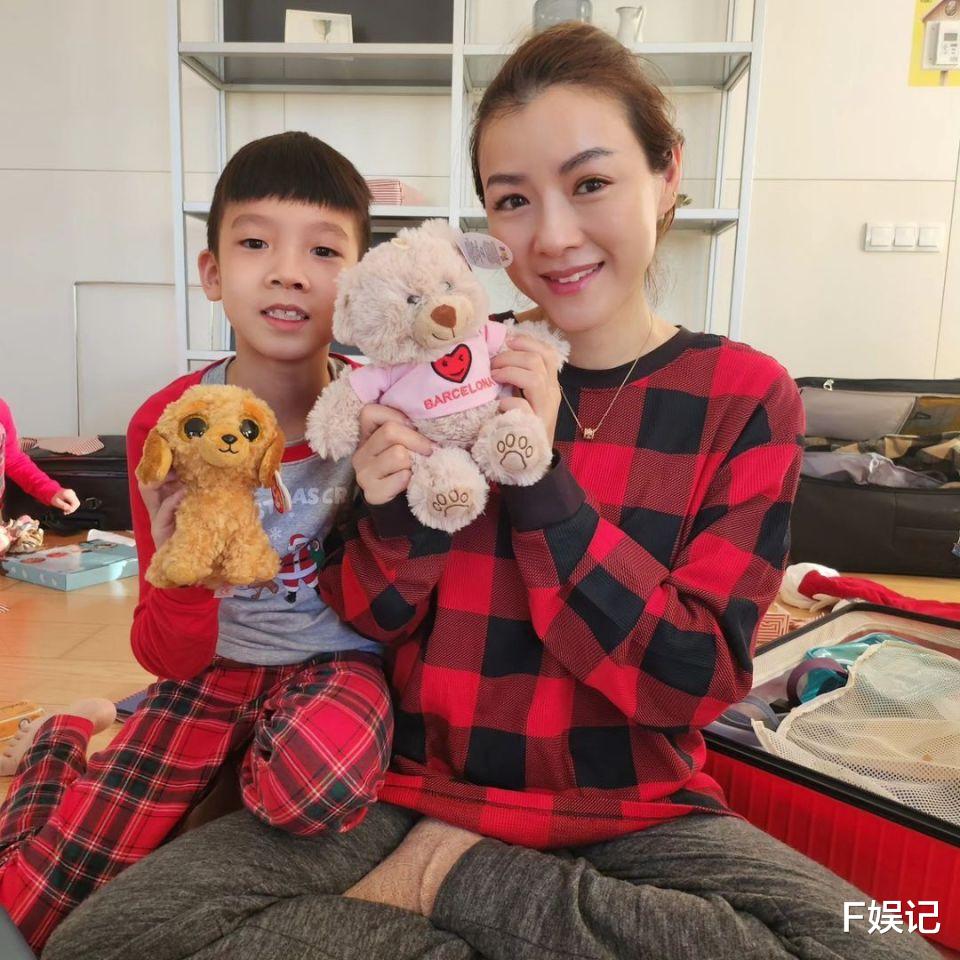 一家人去旅游度假!陈豪陈茵媺一家五口穿亲子装开心度过圣诞节