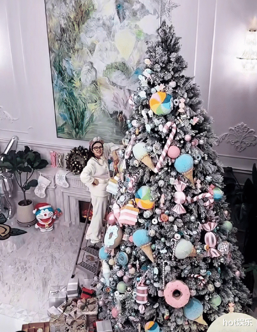 张萌带老公游迪士尼，表情不耐烦，5岁女儿坐婴儿车乖巧可爱