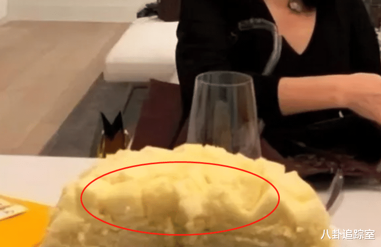 李连杰|61岁利智罕露面,皮肤松弛双颊下垂似妇女,与友人同吃蛋糕超放松