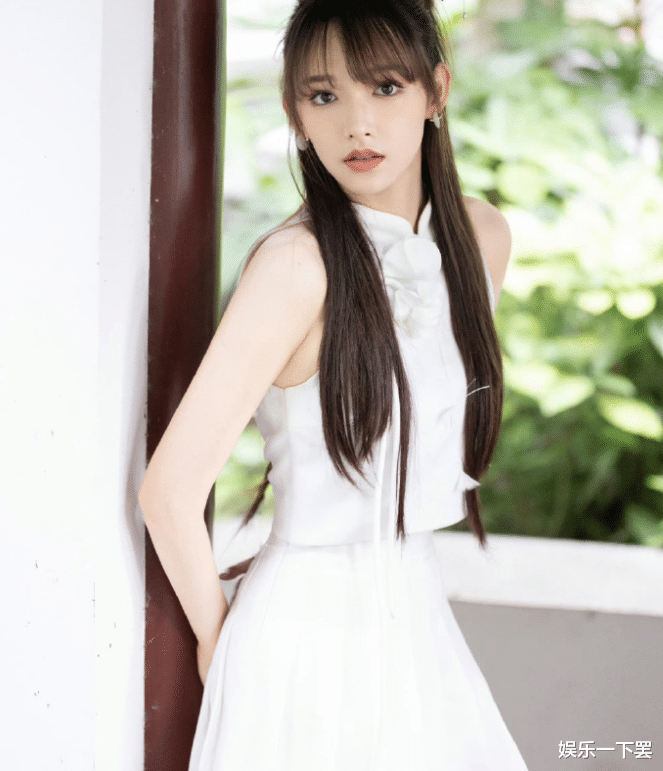 白鹿 白鹿的紫色眼妆真的巨好看，与程潇白色玫瑰套装裙对比，谁更吸睛