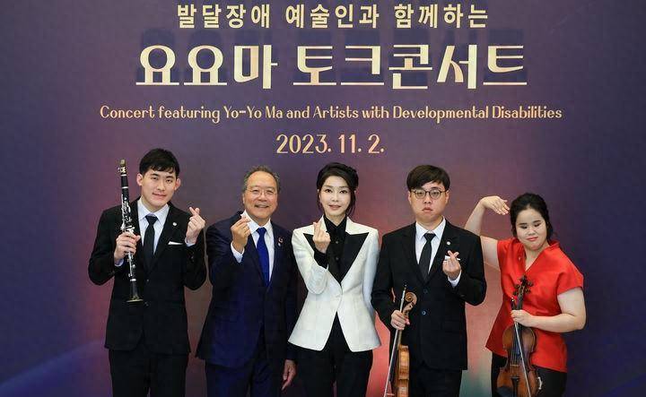 韩国第一夫人又出国了,穿双排扣西装抢镜,见到布林肯不敢抬头