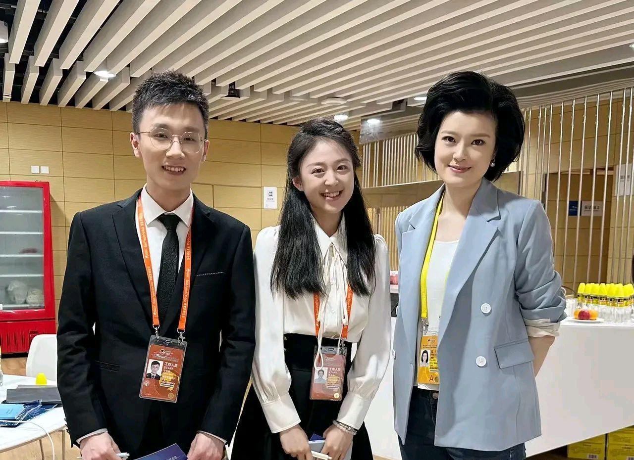 邹韵 央视主持人邹韵亮相博鳌，没化妆的幕后照曝光，发型发量是亮点