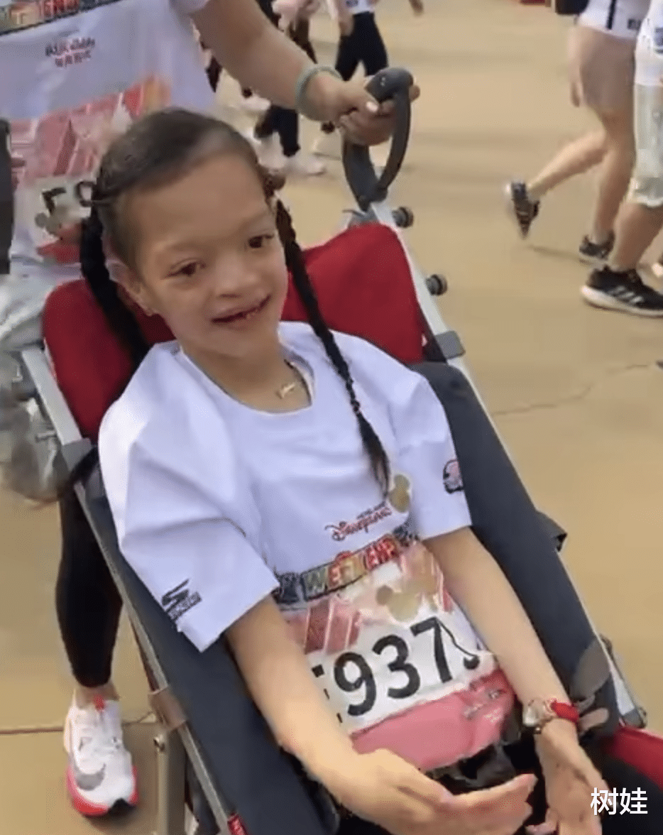钟丽淇|钟丽淇携女参加跑步比赛，12岁长女不会走路，靠妹妹搀扶画面温馨
