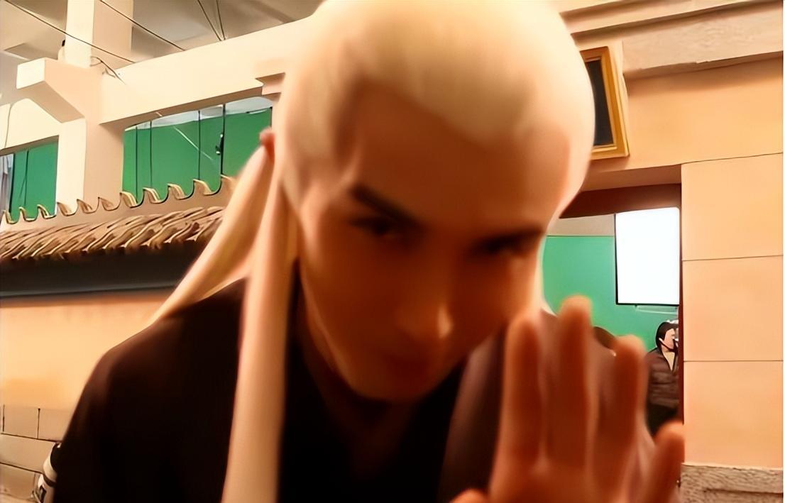 怪不得电视里只有上半身，镜头下移后，是不能看的尴尬全景！