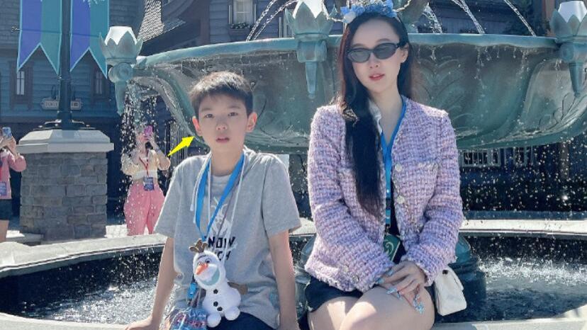 霍思燕母子逛迪士尼，10岁儿子腿长逼近妈妈，霍思燕瘦20斤太漂亮