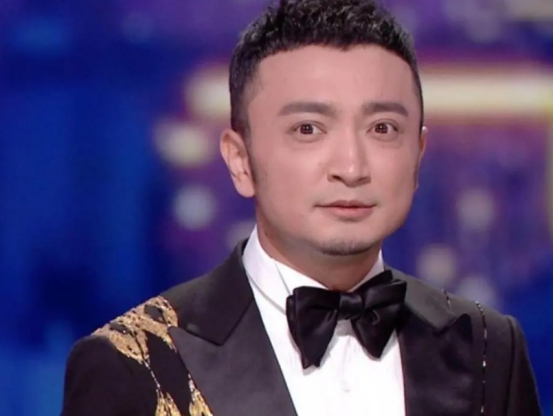 尼格买提离婚后,前妻发声暗指男方出轨,难怪早与王冠隐婚生子