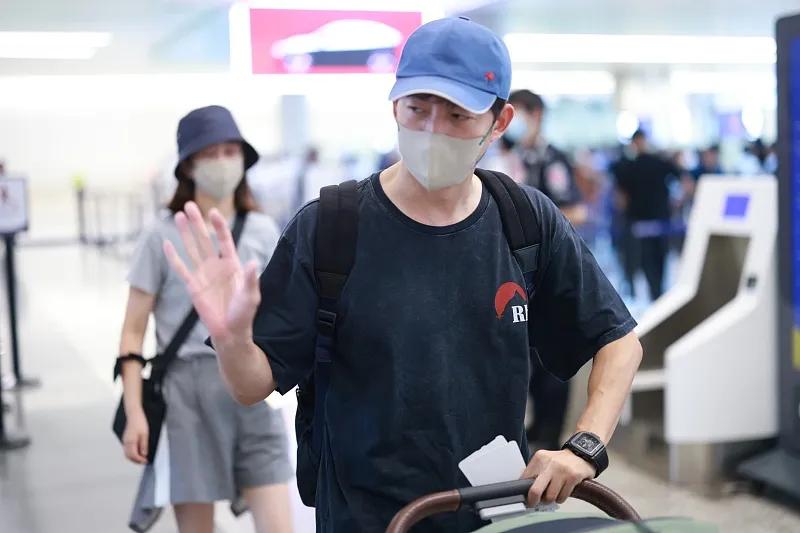 王阳携妻女现身机场,41岁高斯少女感依然,2岁女儿眼睛很像妈妈