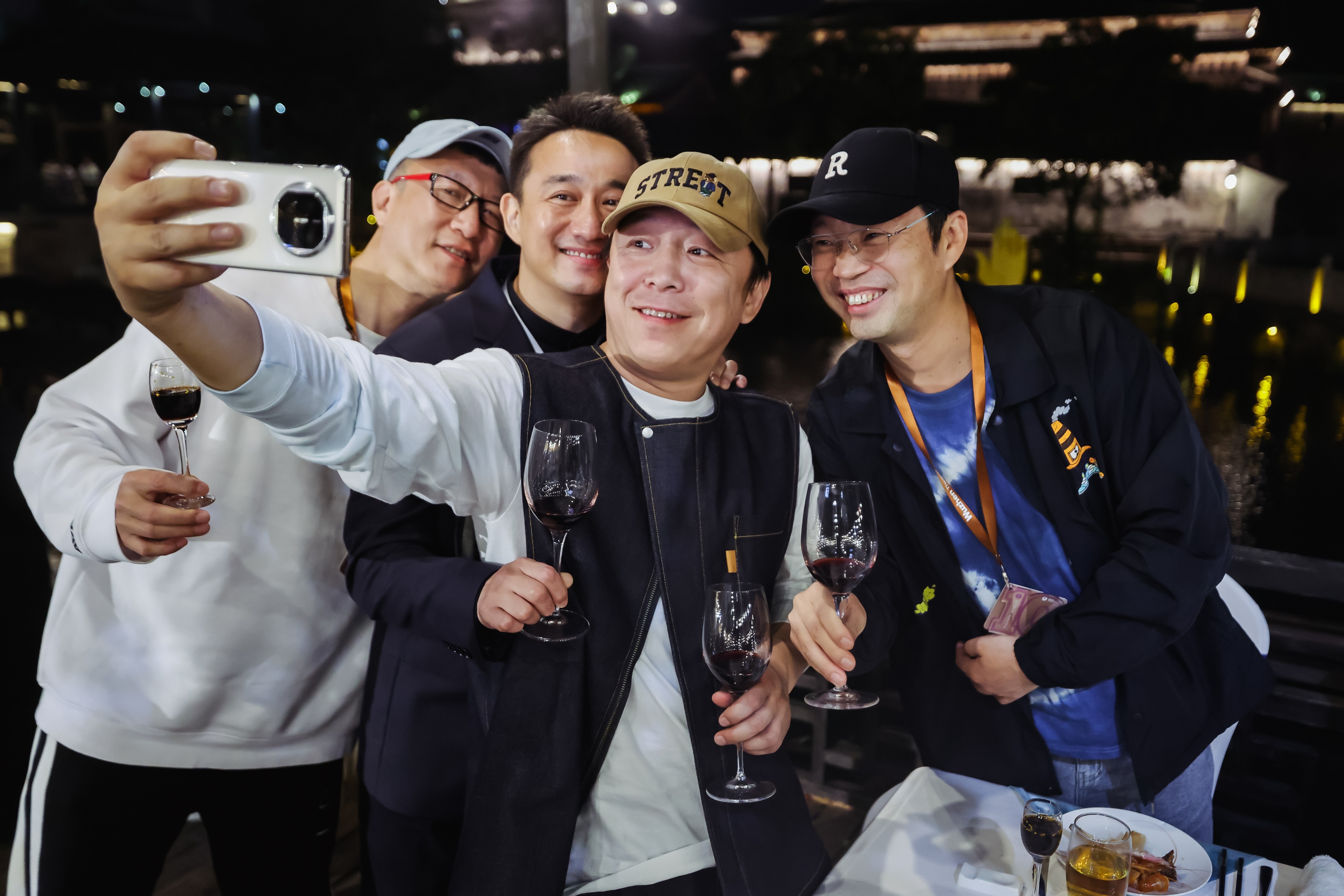 乌镇明星饭局来了！一顿饭N个应酬名场面，新人组团敬酒向上社交