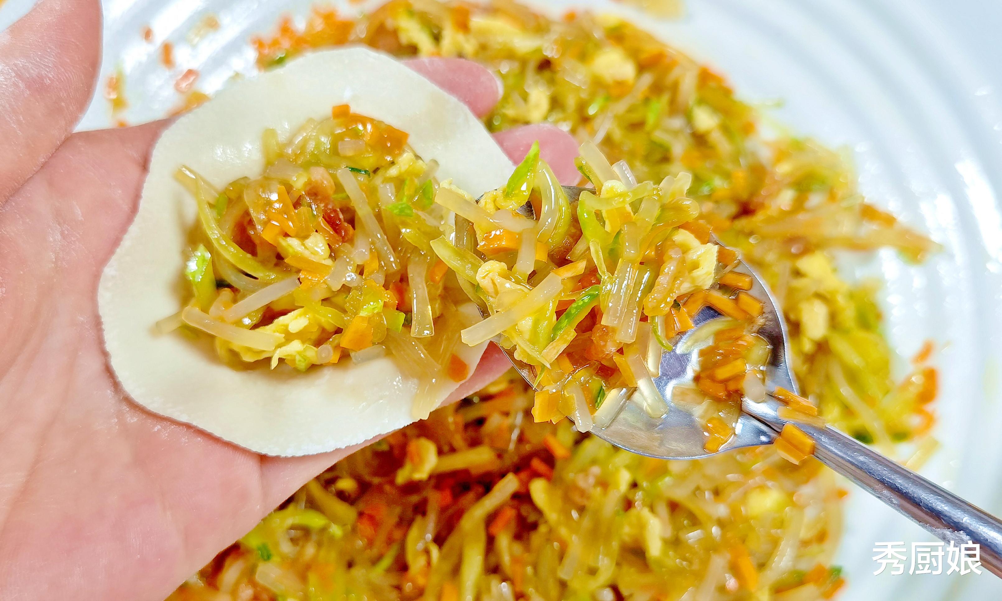 饺子|入秋后包饺子，芹菜韭菜靠边站，用它做馅鲜美多汁，营养又解馋！