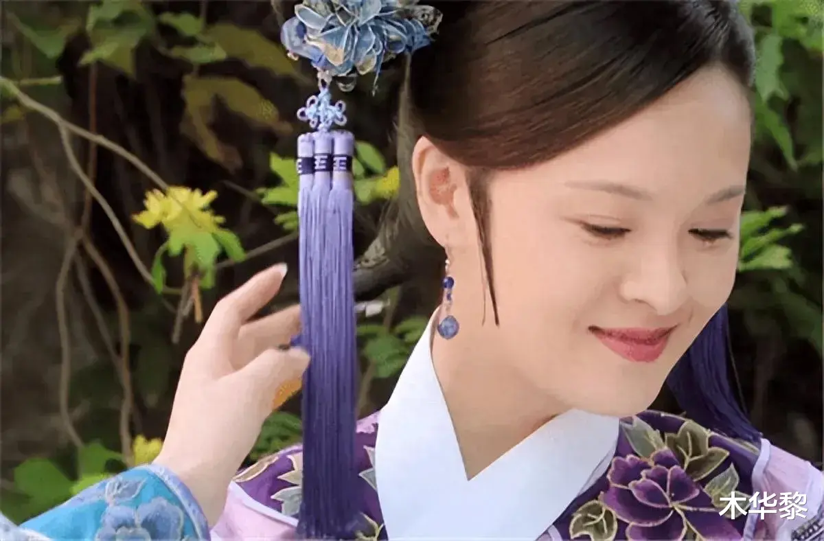 曹琴默出卖年世兰时，甄嬛看到她的白玉头饰为啥大惊失色？