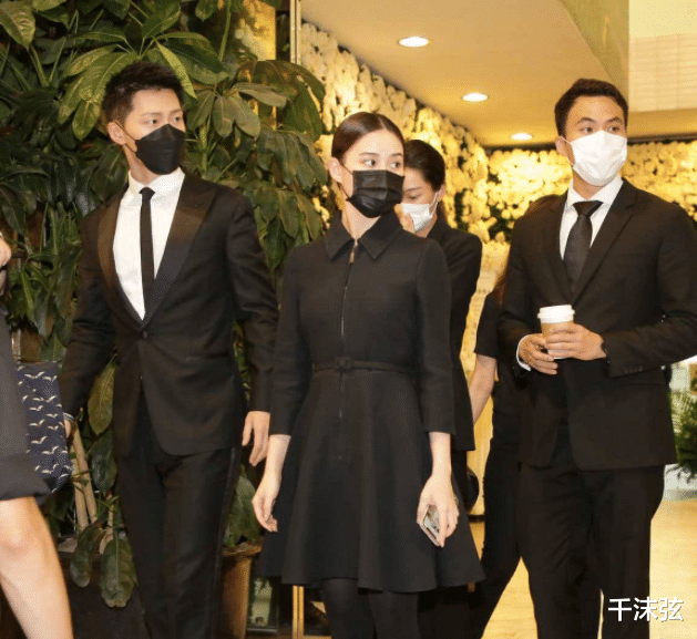 何超莲|怀孕？何超莲晒孕妇妊娠油！穿着宽松疑遮肚，窦骁坐稳豪门女婿